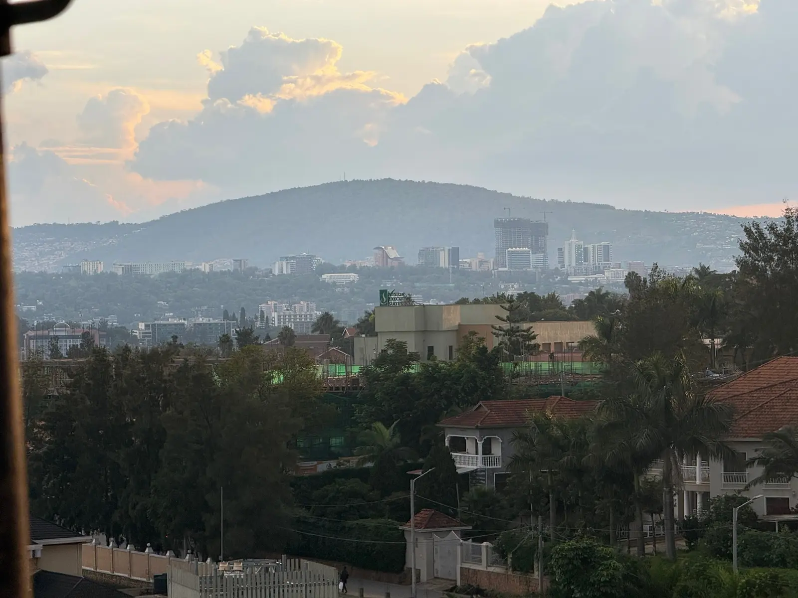 Kigali im Dämmerlicht mit dramatischem Himmel