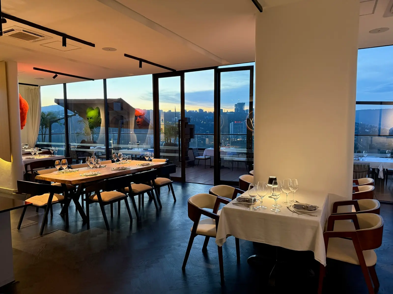 Restaurant mit Panoramablick über Kigali bei Sonnenuntergang