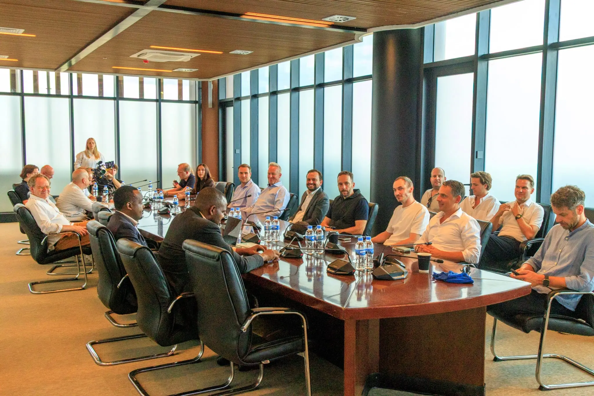 Gesprächsrunde an einem Konferenztisch mit Panoramafenster