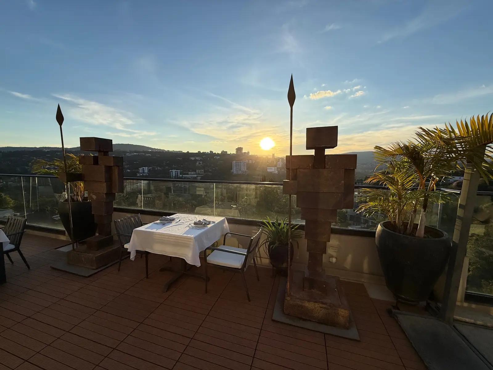 Rooftop Dining bei Sonnenuntergang